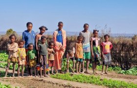 Etahery, Familienvater und Mitglied der Solidaritätsgruppe, hat das verfügbare Regenwasser genutzt, um ein
wenig Reis, verschiedene Gemüsesorten und die
Mischkulturen Maniok, Mais und Süsskartoffeln anzubauen.