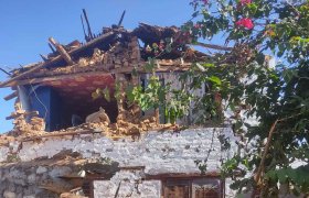Ein zerstörtes Haus, dass durch das Erdbeben in Nepal eingestürzt ist.
